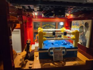 Boxing ring play feature inside the Lumibricks Boxing Club 19009