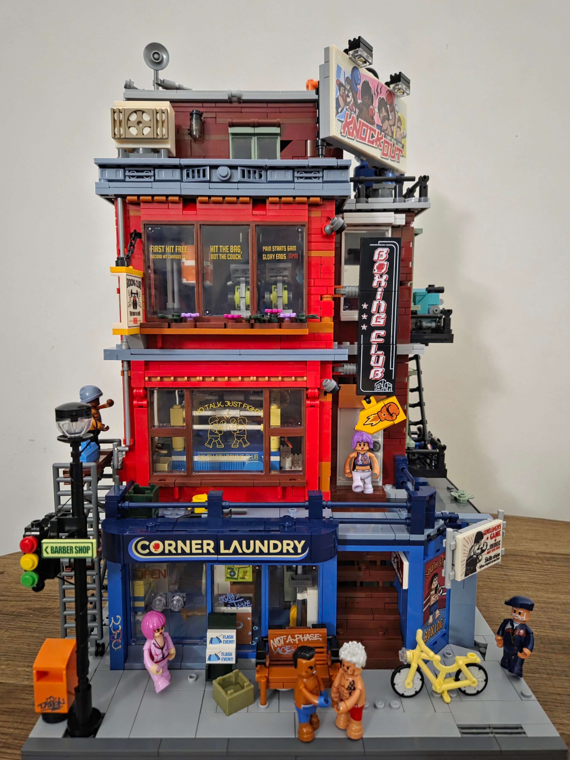 Lumibricks Boxing Club 19009 Street Fusion modular with lighting interior detail