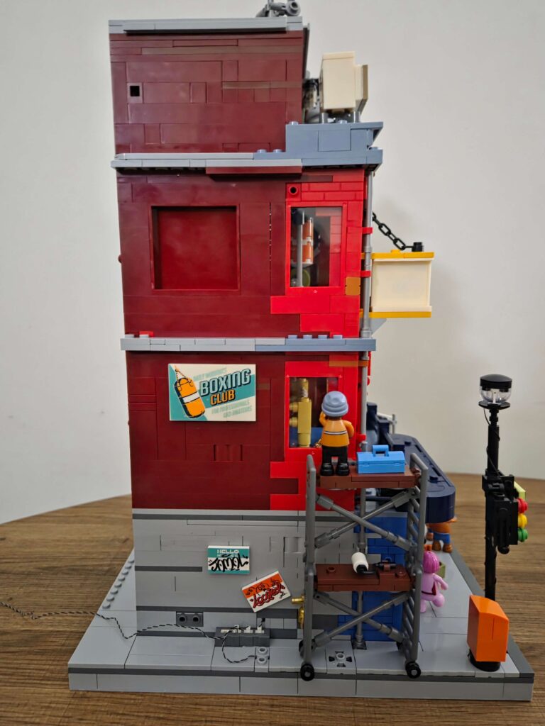 Side view of the Lumibricks Boxing Club 19009