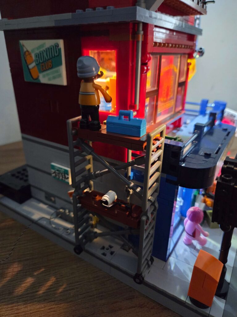 Side view of the Lumibricks Boxing Club 19009