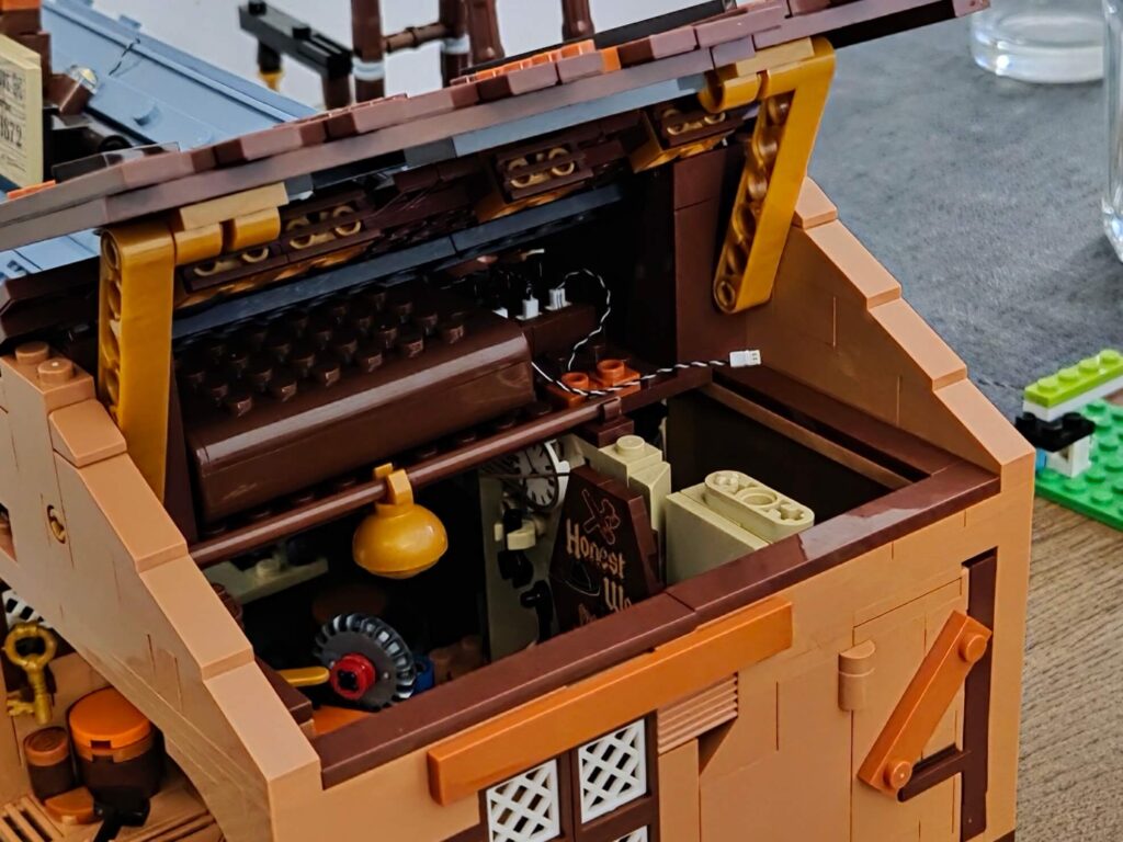 Lumibricks Western Carpentry Workshop roof battery pack