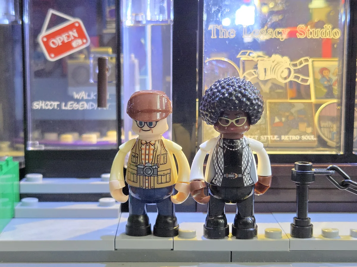 The photographer and customer figures included with Lumibricks Corner Photo Studio 19016