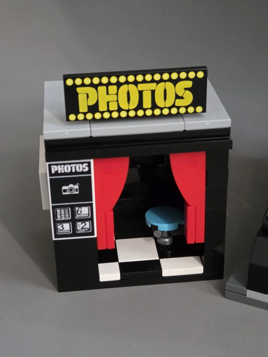 The separate brick-built photo booth included with Corner Photo Studio 19016