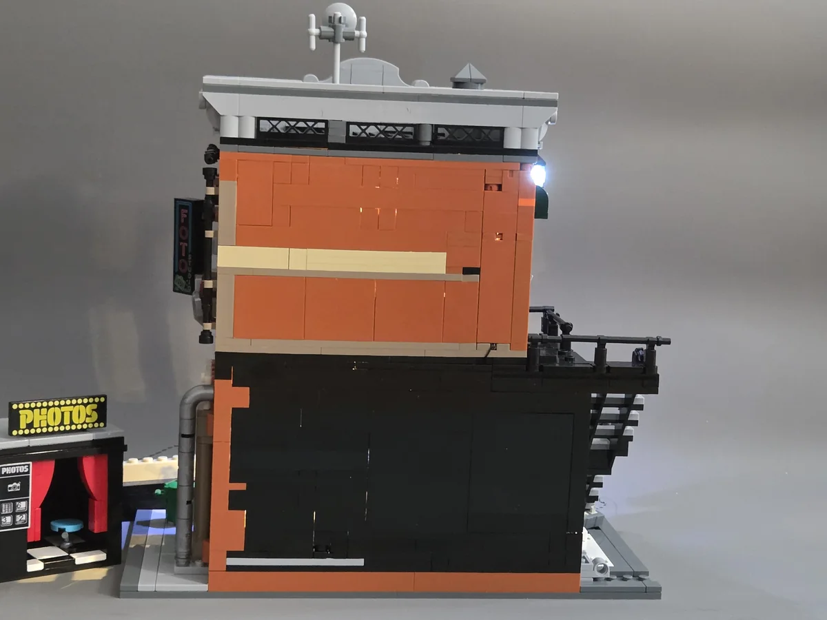 The mostly plain rear wall of Lumibricks Corner Photo Studio 19016