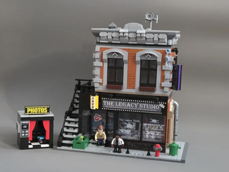 Lumibricks Corner Photo Studio 19016 completed model with its separate photo booth and two figures