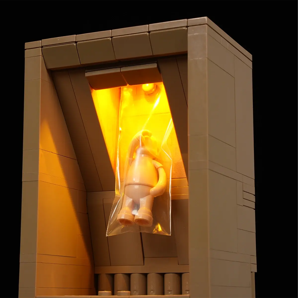 Illuminated replicant chamber in Lumibricks set 23011