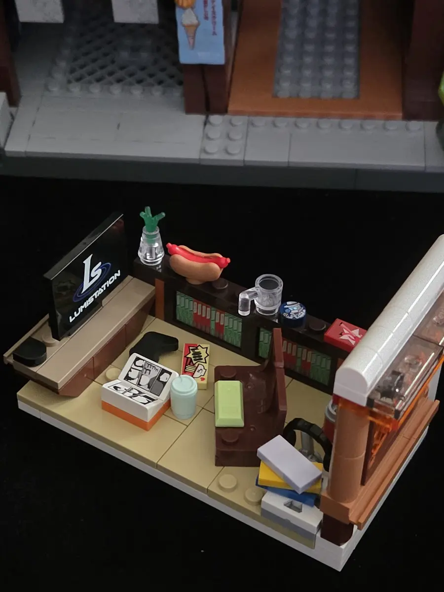 Removable room with LUMISTATION screen, shelves and drinks