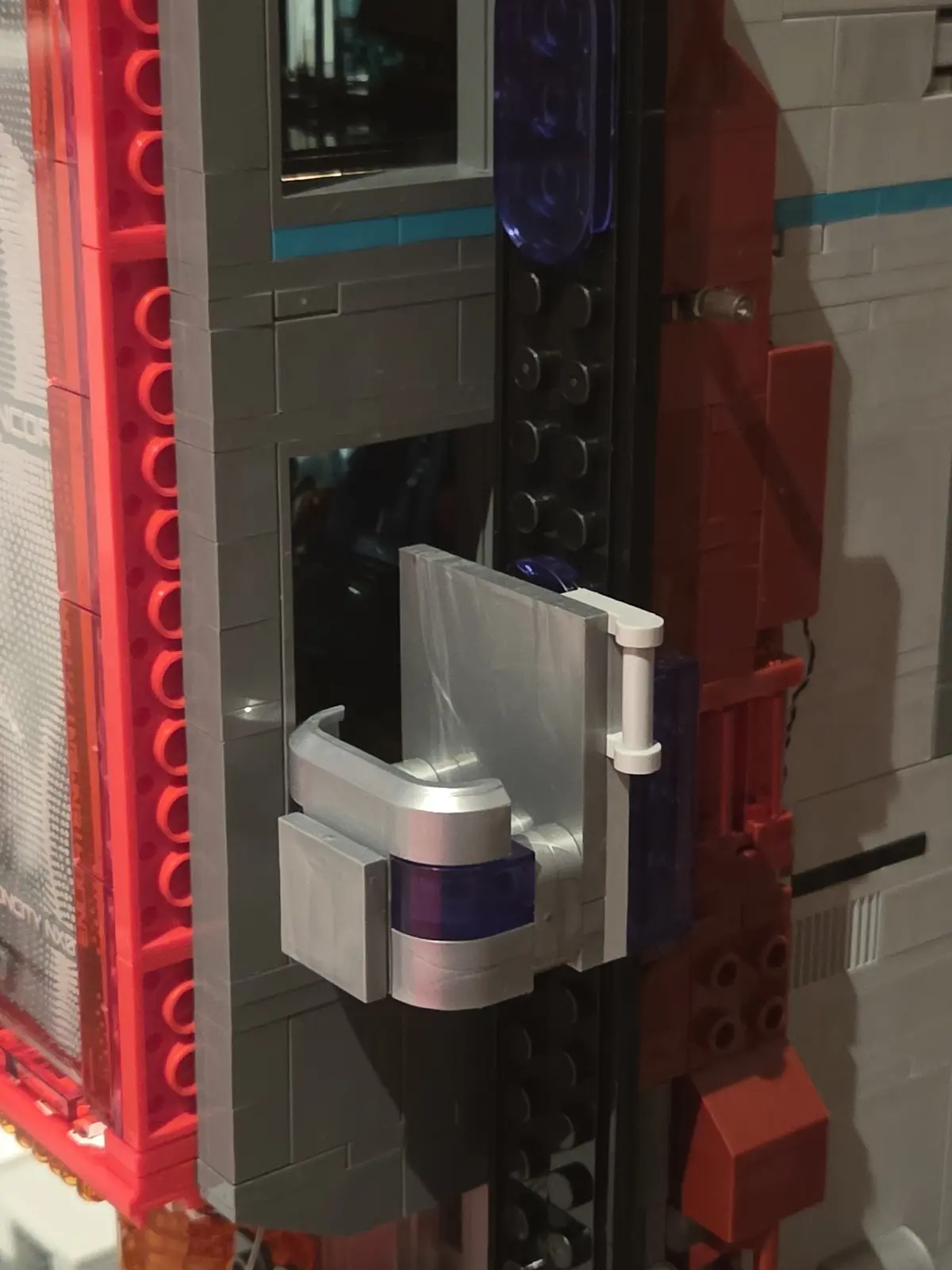 Close-up of the manual elevator on the Lumibricks Neon Tech Tower 17011