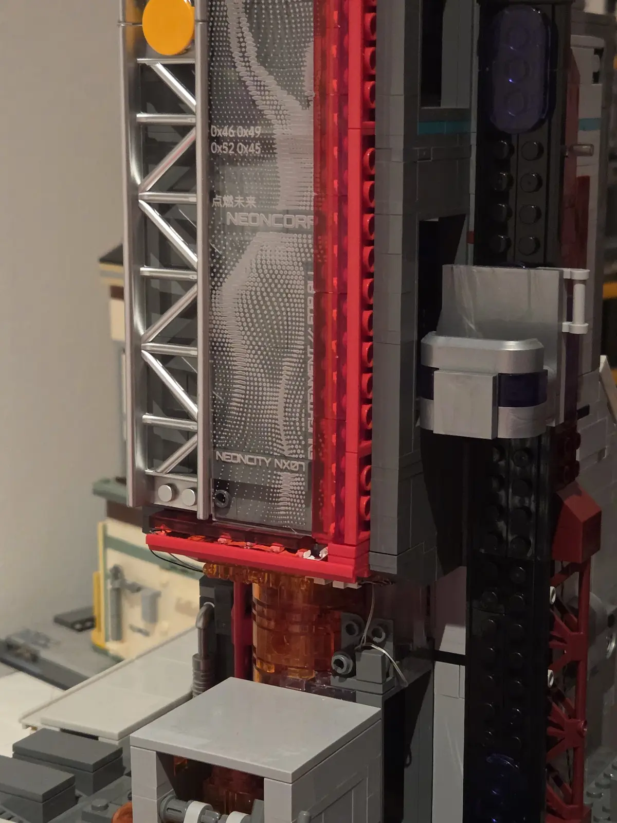Manual elevator and exterior track on the Lumibricks Neon Tech Tower 17011