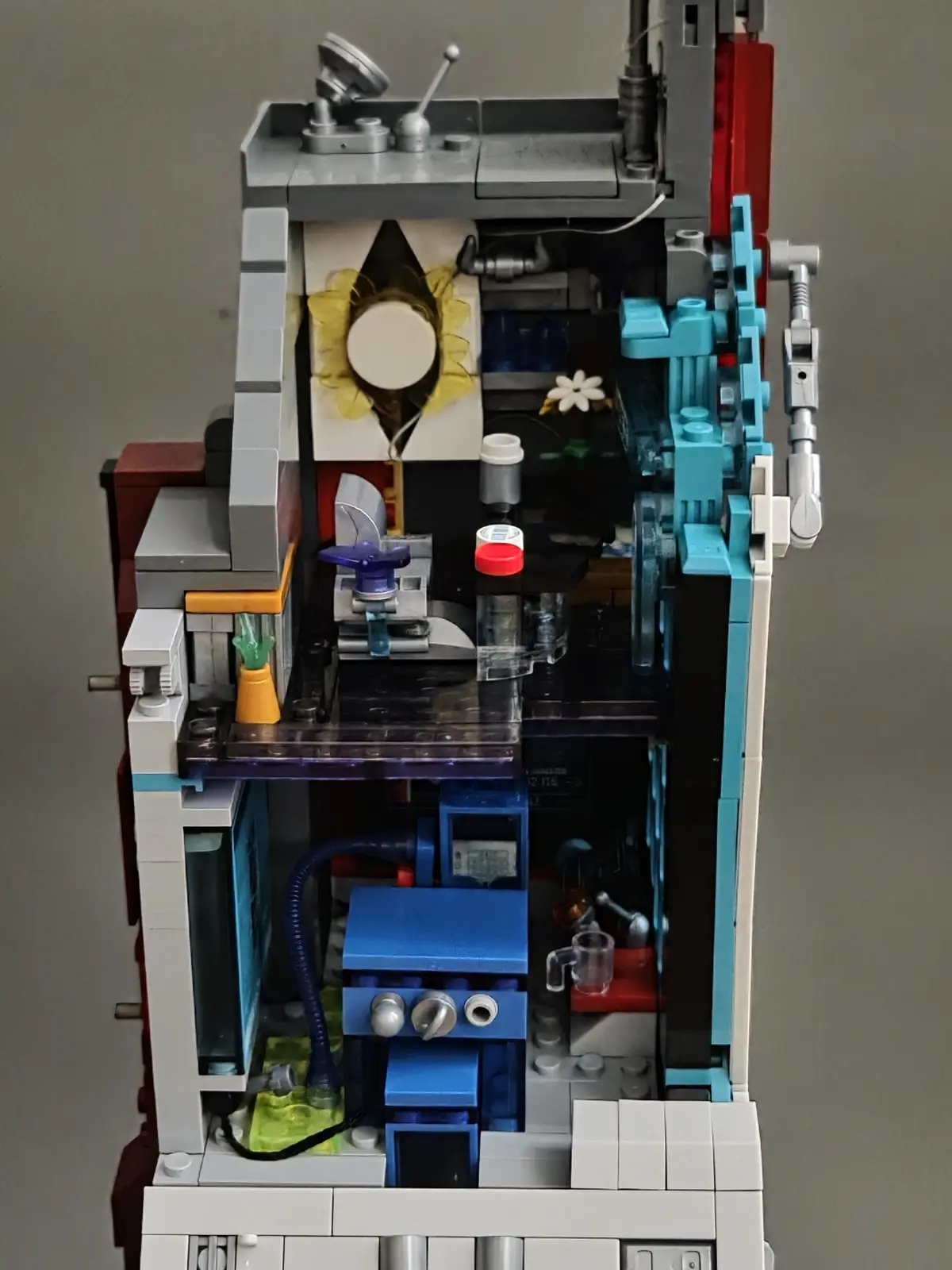 Open rear interior of the Lumibricks Neon Tech Tower 17011
