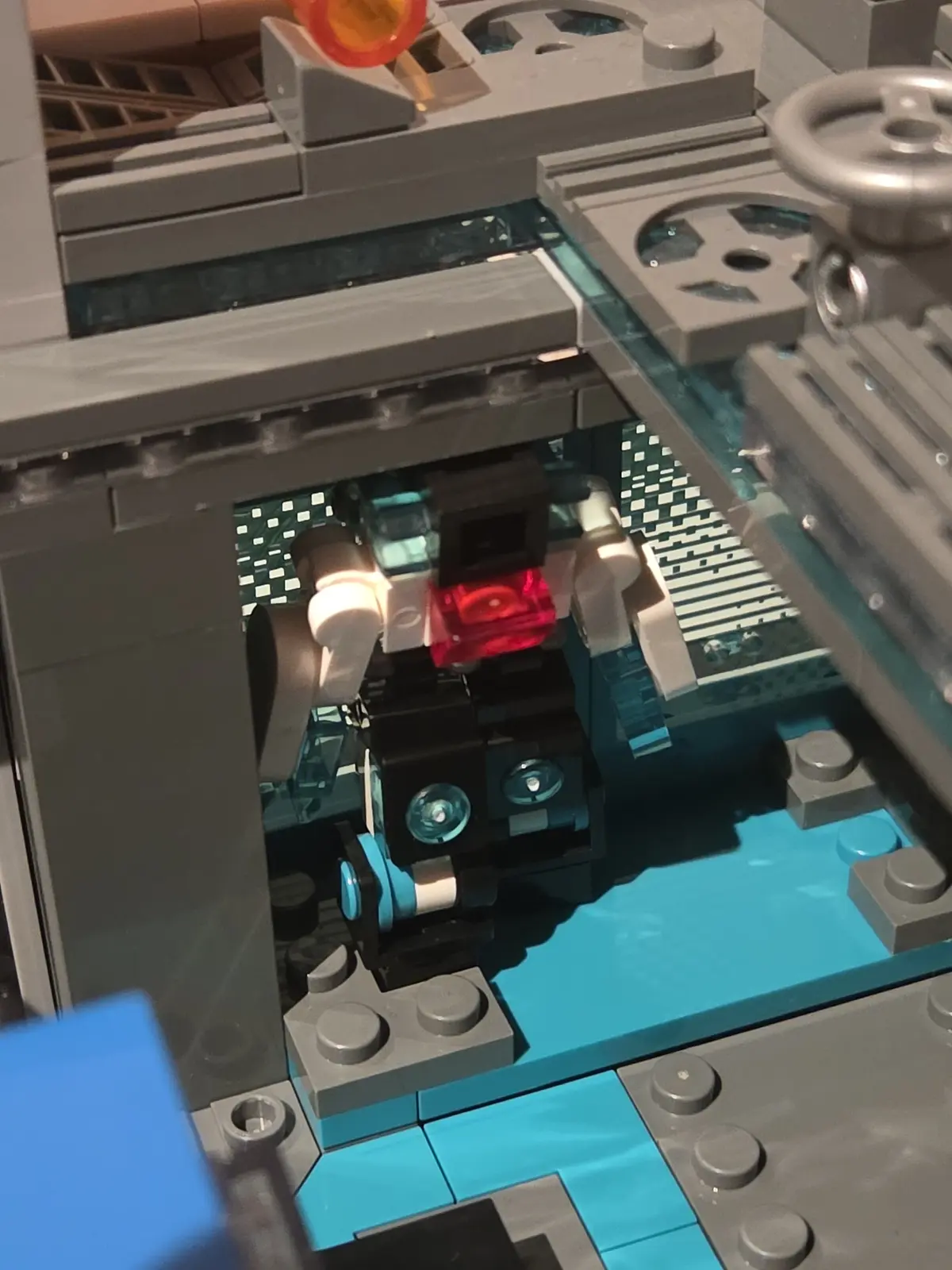 Humanoid robot and charging station inside the Lumibricks Neon Tech Tower 17011