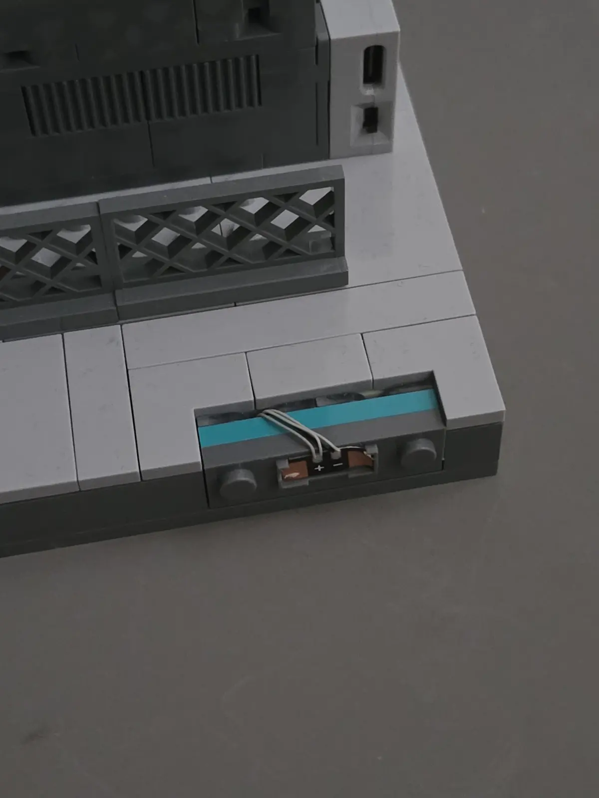 Wireless power contact built into the Lumibricks Neon Tech Tower 17011 base