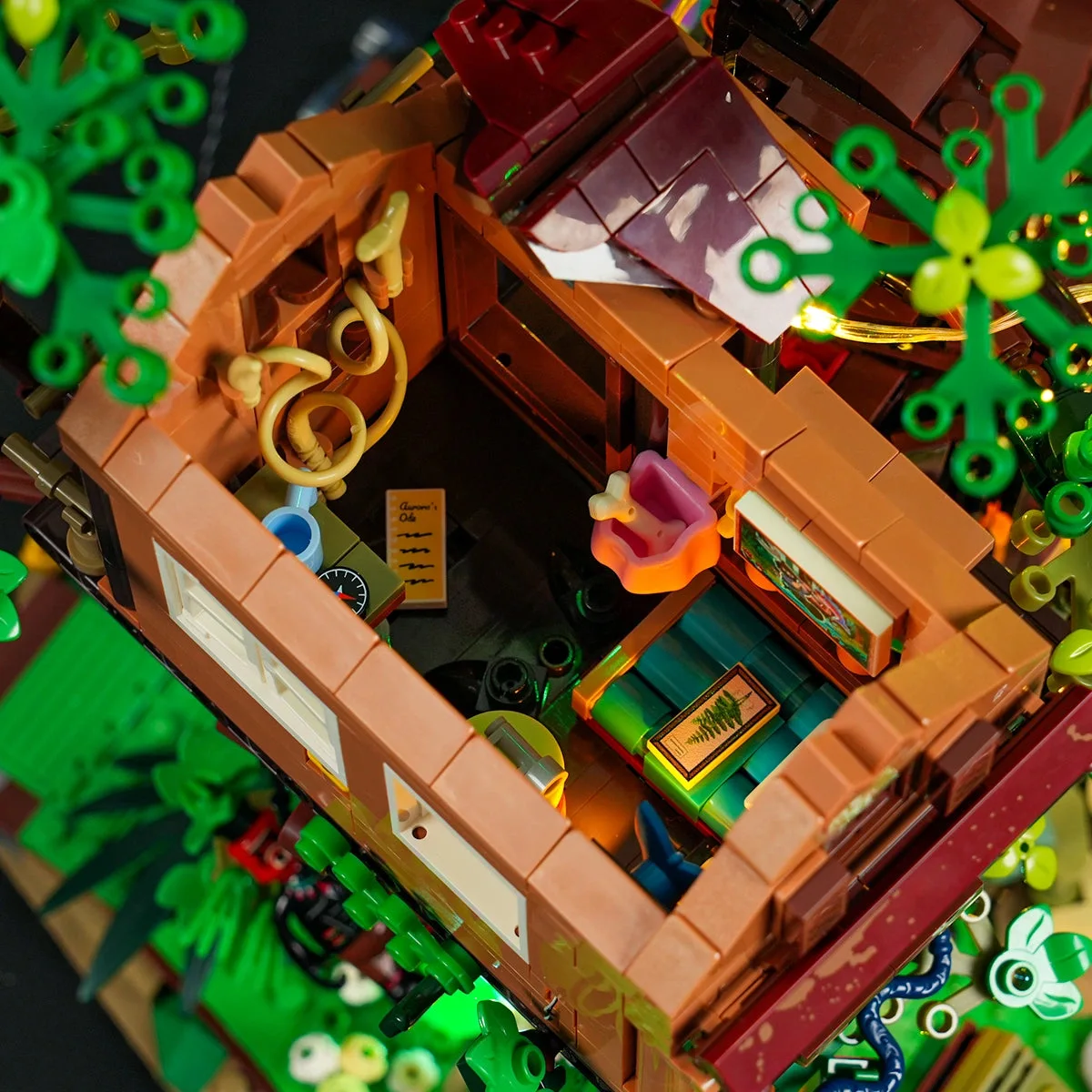 Lumibricks Explorer Treehouse 10016 removable roof and cabin interior