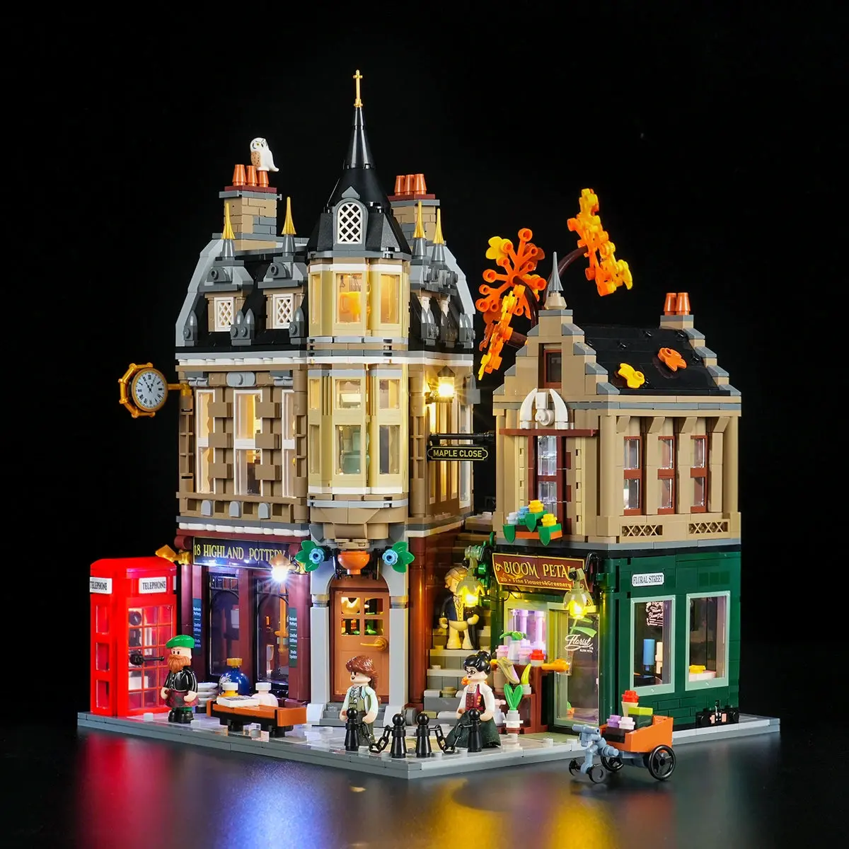 Lumibricks Edinburgh Corner 15021 illuminated with its 15 LED lights